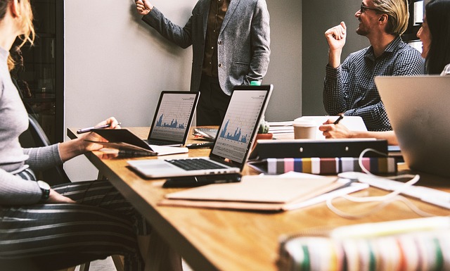 Les tendances actuelles en animation de soirées d’entreprise en 2025