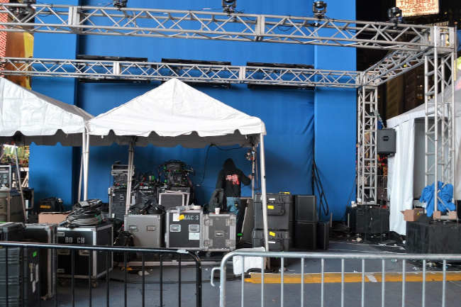 Monter un spectacle en extérieur : les contraintes invisibles qui font tout basculer