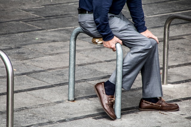 Guide chaussures seniors : confort et élégance contre les douleurs